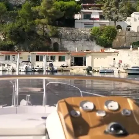 Seaside Serenity, Portside إز