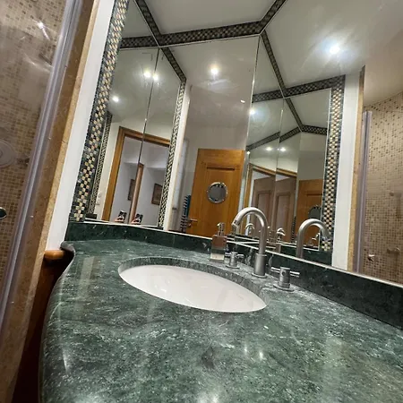 Seaside Serenity, Portside * إز