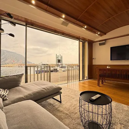 Seaside Serenity, Portside אזה